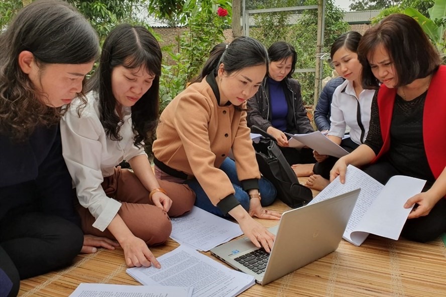 Các giáo viên hợp đồng ở Sóc Sơn đang hết sức lo lắng, tìm cách kêu cứu lên các cơ quan chức năng. Ảnh: Bình Minh 