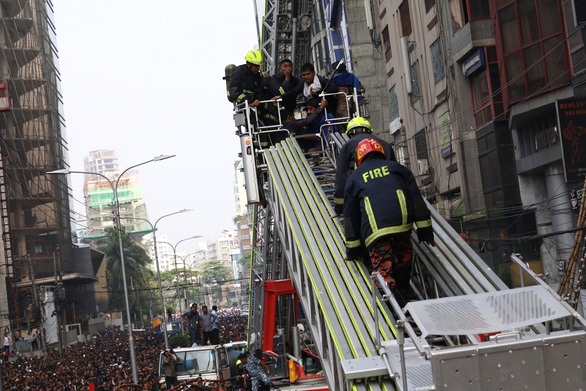 Theo lực lượng chức năng, trong số các nạn nhân có ít nhất 6 người thiệt mạng do nhảy từ tòa nhà cao 22 tầng xuống đất để thoát thân.
