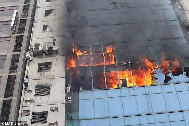 Theo số liệu thống kê mới nhất, số người thiệt mạng trong vụ hỏa hoạn lớn xảy ra chiều 28/3 tại một tòa nhà thương mại ở thủ đô Dhaka của Bangladesh đã lên tới ít nhất 19 người, trong khi nhiều người khác vẫn còn bị kẹt bên trong.