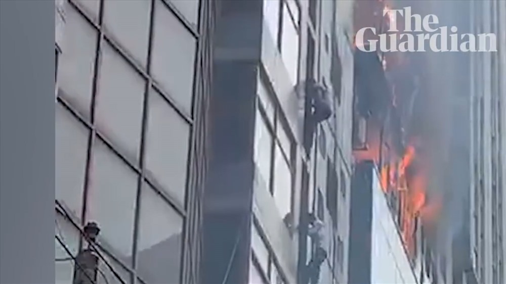 Nhiều người liều mạng trèo tường từ tầng 22 xuống đất. Theo lực lượng chức năng, trong số các nạn nhân có ít nhất 6 người thiệt mạng do nhảy từ tòa nhà cao 22 tầng xuống đất để thoát thân.