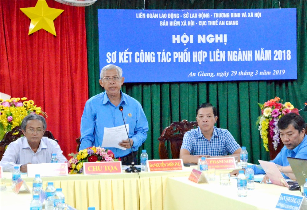 Ông Nguyễn Thiện Phú - Chủ tịch LĐLĐ An Giang phát biểu điều hành hội nghị. Ảnh: Lục Tùng