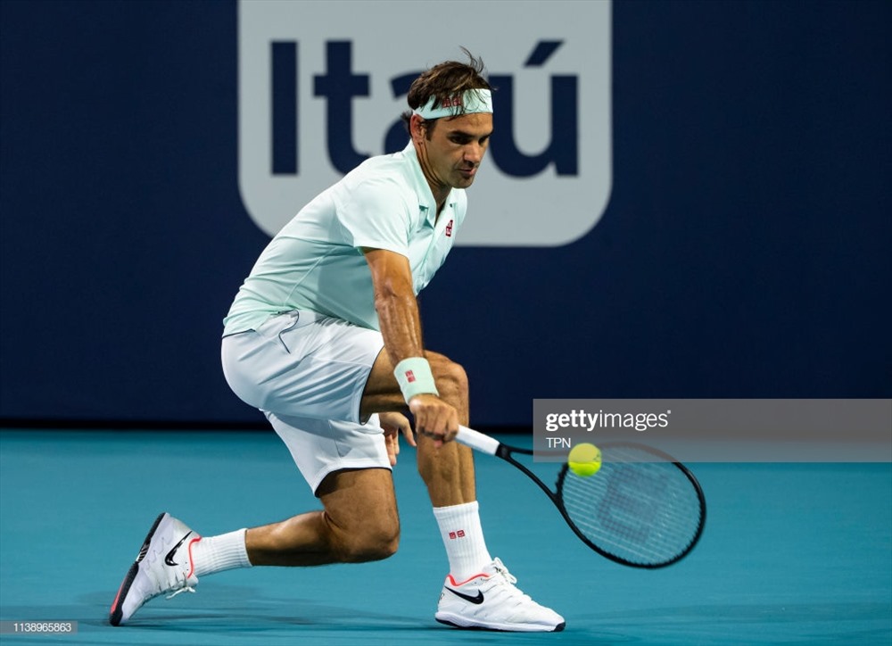 Federer và kèo trái thương hiệu. Ảnh: Getty.