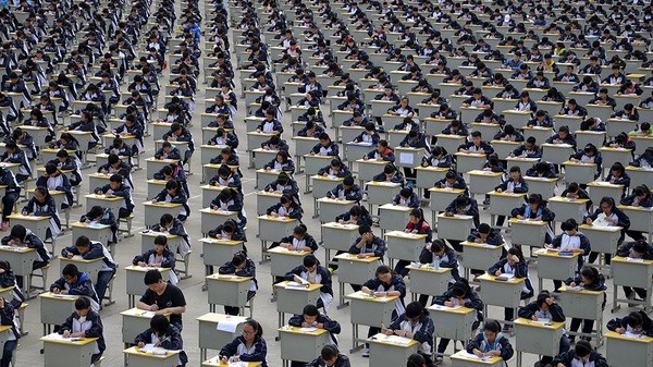Học sinh làm bài thi giữa sân trường.