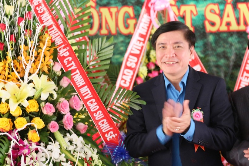 Chủ tịch Tổng LĐLĐVN tặng hoa chúc mừng 35 năm ngày thành lập Cty Caosu Chư Sê (Gia Lai). Ảnh ĐV- BT