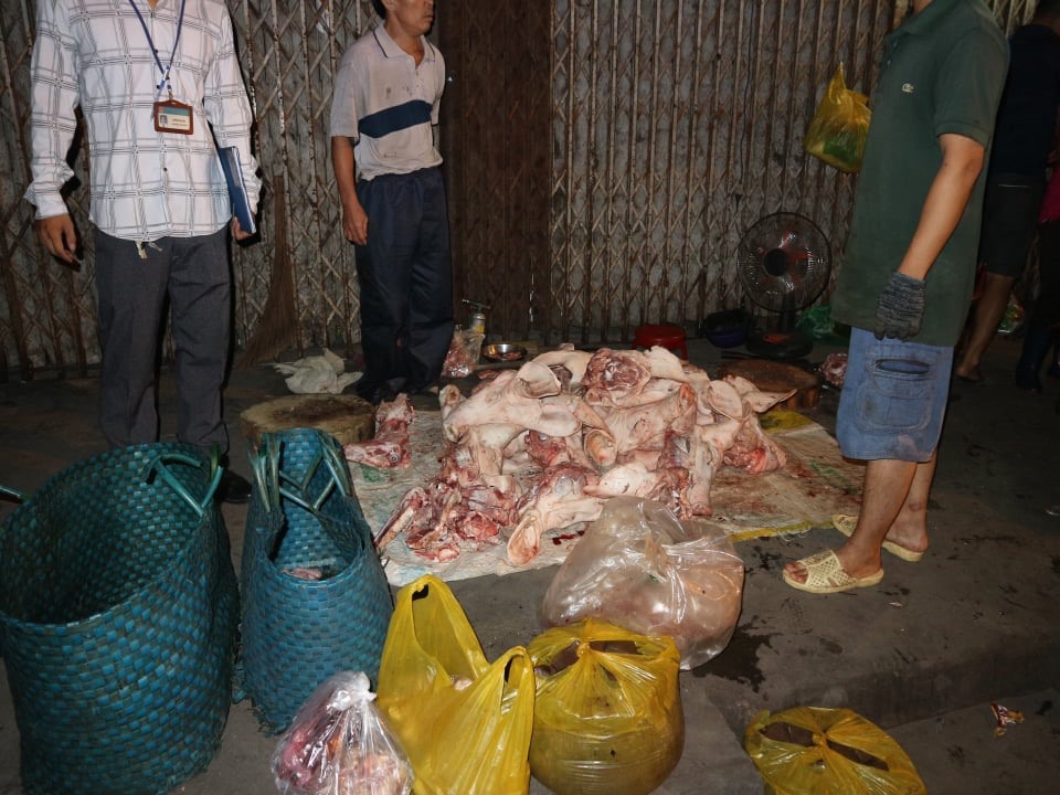 Lực lượng chức năng xử lý vi phạm an toàn thực phẩm một số điểm bày bán trên đường Phạm Văn Chiêu theo phản ánh Báo Lao Động