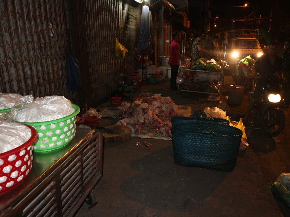 Cảnh bày bán phụ phẩm dưới lòng lề đường mất vệ sinh an toàn thực phẩm