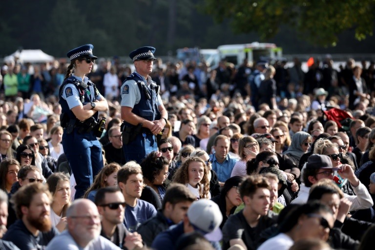 Hàng trăm người đã cúi đầu khi các thành viên của cộng đồng Hồi giáo và Hội những người có tín ngưỡng khác nhau tại Christchurch đọc tên của 50 người quá cố. Ảnh: AFP