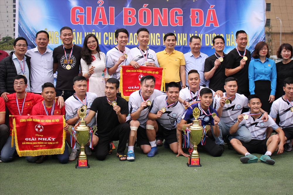 Ban tổ chức trao cúp và cờ lưu niệm cho hai đội bóng vô địch giải đấu CNVCLĐ ngành Xây dựng Hà Nội năm 2019. Ảnh: Lại Hương