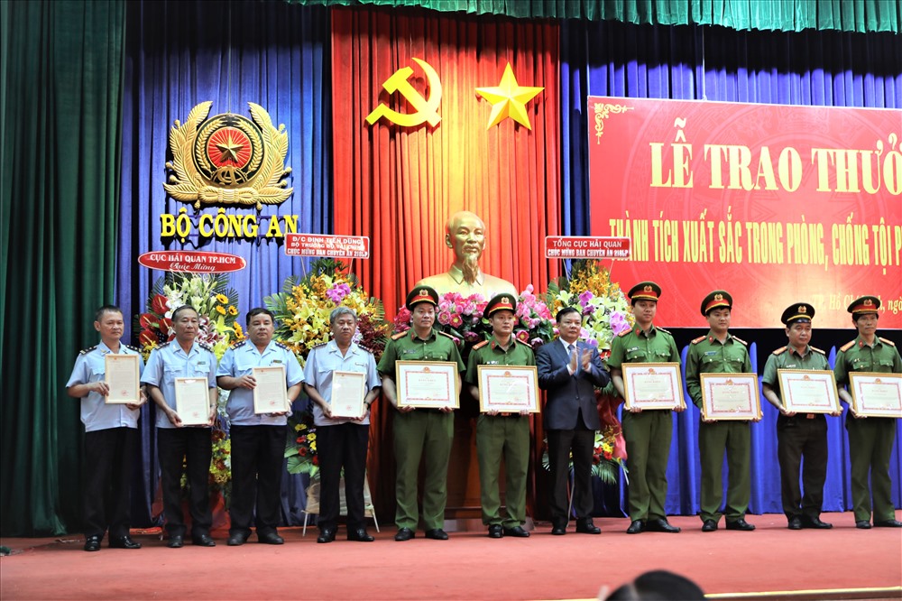 Bộ trường Bộ Tài chính trao thưởng cho các lực lượng của bộ phối hợp với Công an và cá lực lượng khác tỏng chuyên án 218LP. Ảnh: Trường Sơn