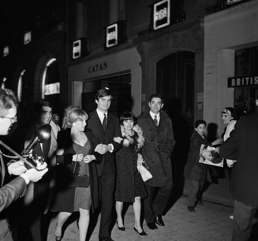 Diễn viên Claire Drouot, Jean-Claude Drouot cùng Varda và Jacques Demy trong buổi ra mắt phim Le Bonheur của Varda tại Paris năm 1965. Ảnh Getty Images