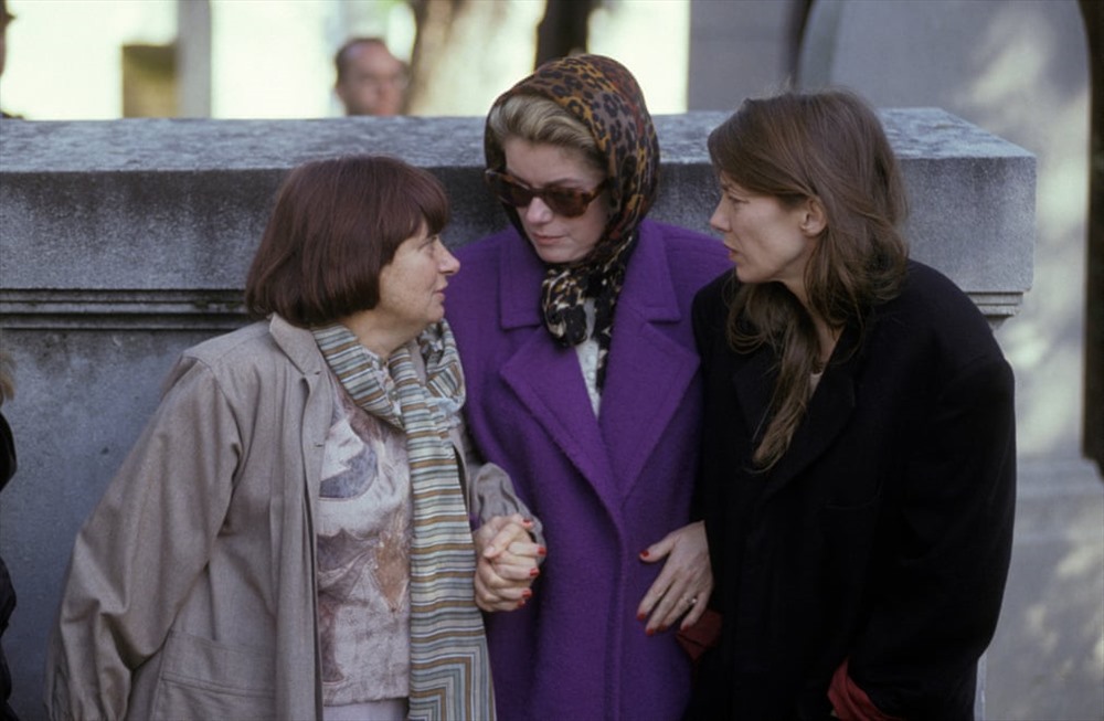 Varda, Catherine Deneuve và Jane Birkin tại tang lễ của Jacques Demy ở Montparnasse, Paris năm 1990. Ảnh Getty Images