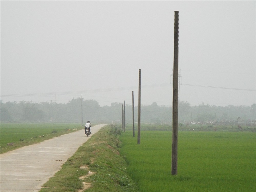Hàng cột viễn thông của Viettel nằm trơ trọi không dây từ xã Đức La đi Đức Quang ở huyện Đức Thọ