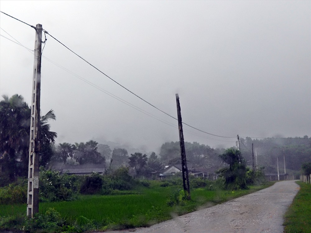 Cột điện không được thu hồi trên tuyến đường liên xã tại Sơn Thọ