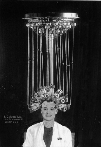 Một chiếc máy uốn tóc xoăn vĩnh viễn được phát minh vào năm 1923.  