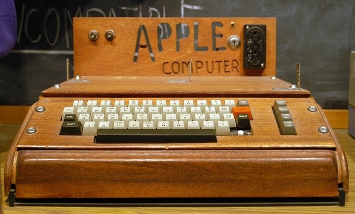 Đây là sản phẩm đầu tiên của Apple và nó được phát minh bởi người đồng sáng lập tập đoàn này - Steve Wozniak.  