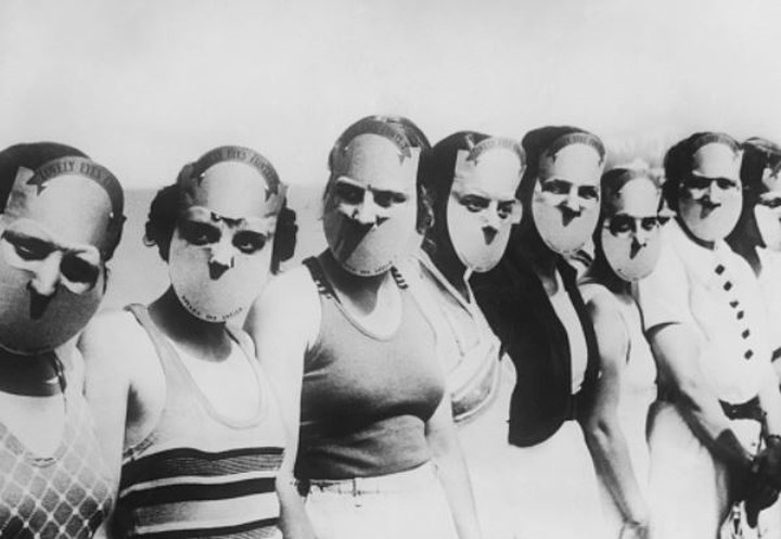 Các thí sinh này đang tham dự cuộc thi “Hoa hậu có đôi mắt đẹp nhất” vào năm 1930 ở Florida, Mỹ. Vì thế, tất cả họ đều đeo mặt nạ để che đi các bộ phận khác trên khuôn mặt và chỉ để lộ mỗi đôi mắt.  