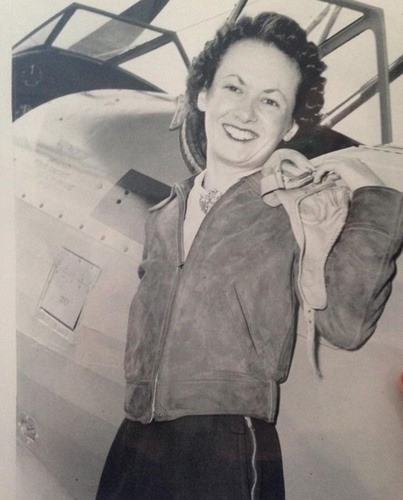 Một cô gái nhận được tấm bằng phi công những năm 1940.  