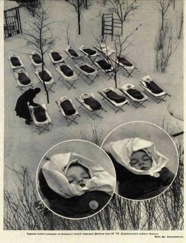 Những đứa trẻ được đặt trên những chiếc giường ngoài trời sau bữa trưa tại một bệnh viện phụ sản ở Moscow, Nga năm 1958.  