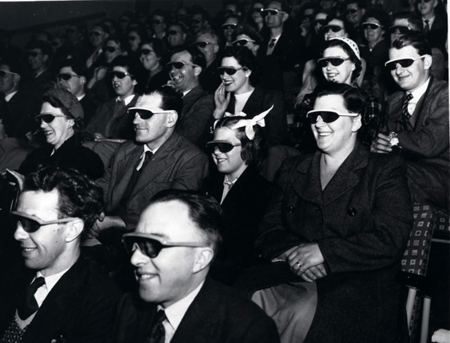 Các khán giả đang đeo những chiếc kính đặc biệt để xem một bộ phim 3D tại Telekinema ở London năm 1951.  