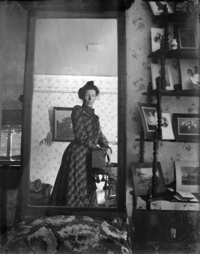 Bức ảnh selfie đầu tiên trên thế giới được chụp vào năm 1900.  