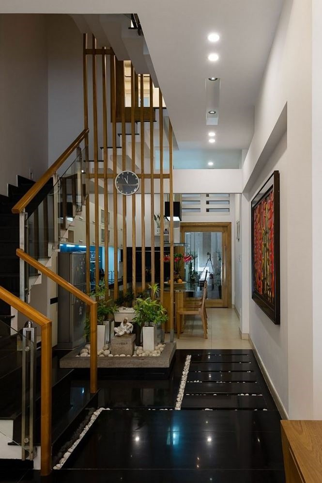 Tận dụng gầm cầu thang tạo một tiểu cảnh nhỏ giúp căn nhà gần gũi với thiên nhiên hơn. 