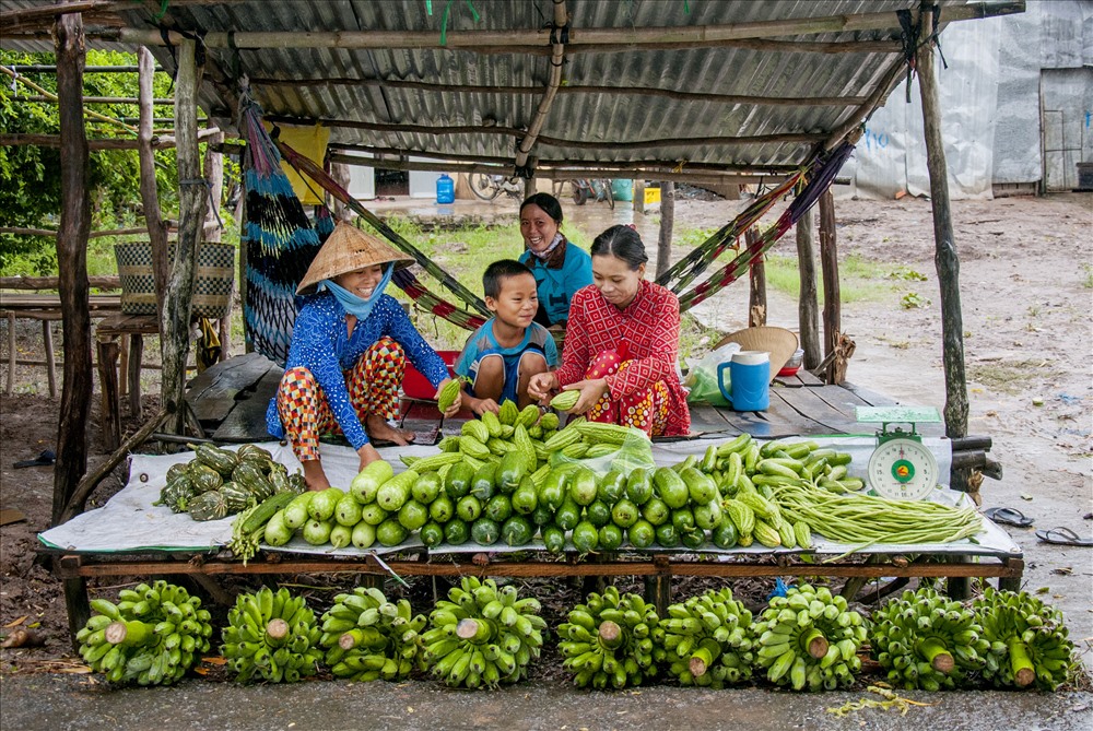 Một “quầy” bán sản vật “cây nhà là vườn” gồm chuối, bí đao, khổ qua, đậu… của bà con huyện Trần Văn Thời