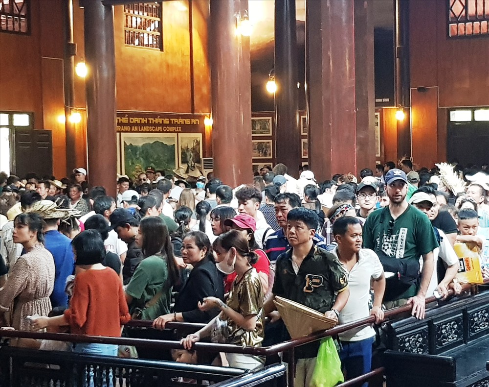 “Biển người” xếp hàng chờ lên thuyền. Ảnh: NT