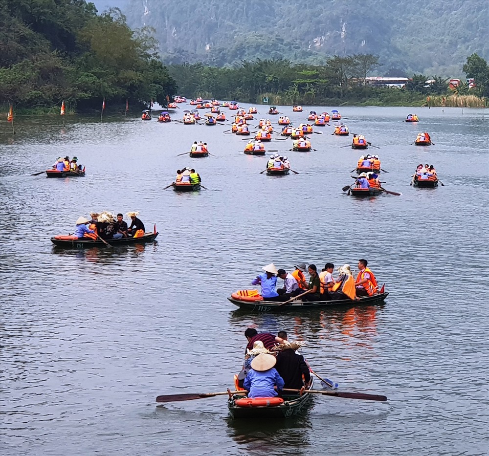 Để lên được thuyền du khách phải xếp hàng chờ đời hàng giờ đồng hồ. Ảnh: NT