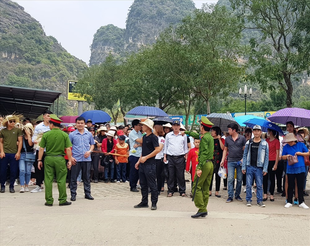 Phía bên ngoài cổng, hàng vạn du khách dù đã mua được vé nhưng vẫn không thể xuống được thuyền. Ảnh: NT