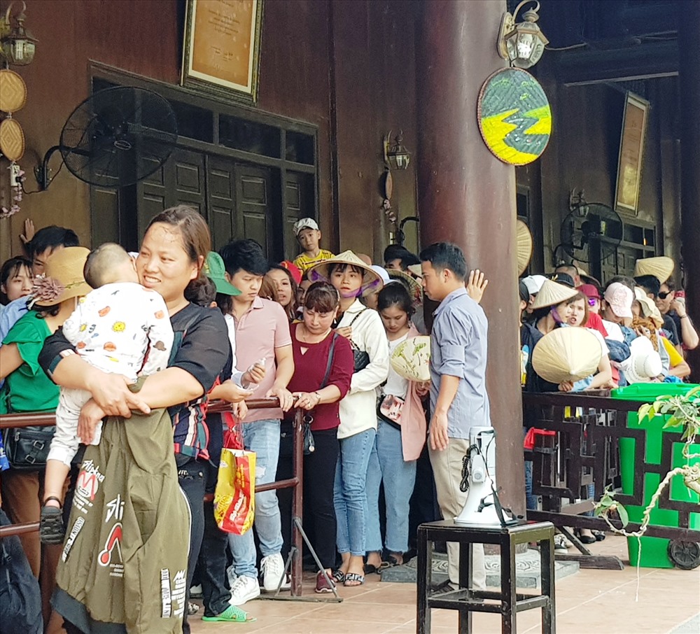 Vất vả nhất là những gia đình có con nhỏ đi cùng. Ảnh: NT
