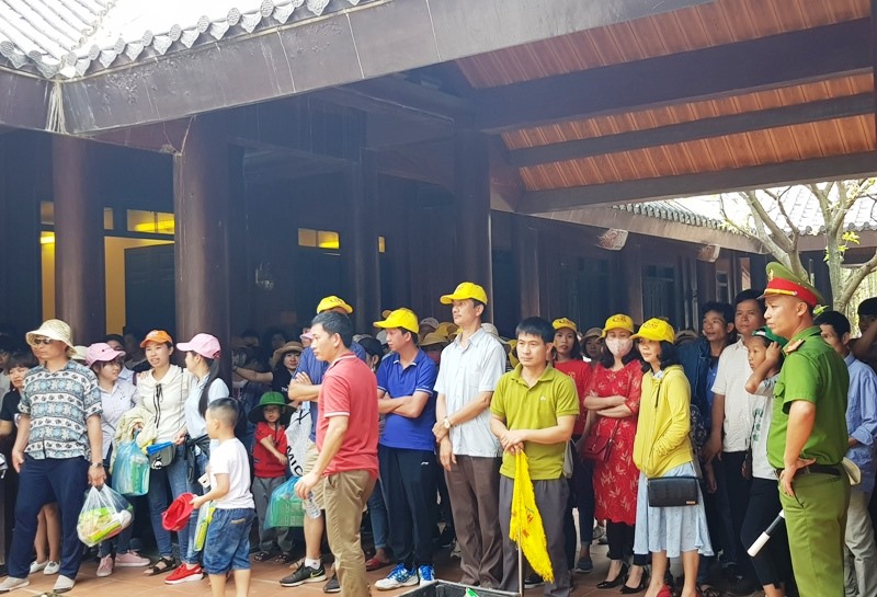Có thời điểm bến thuyền quá tải lực lượng an ninh phải Ngăn không cho du khách xuống. Ảnh: NT