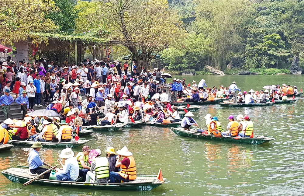 Du khách chen lấn để lên thuyền. Ảnh: NT