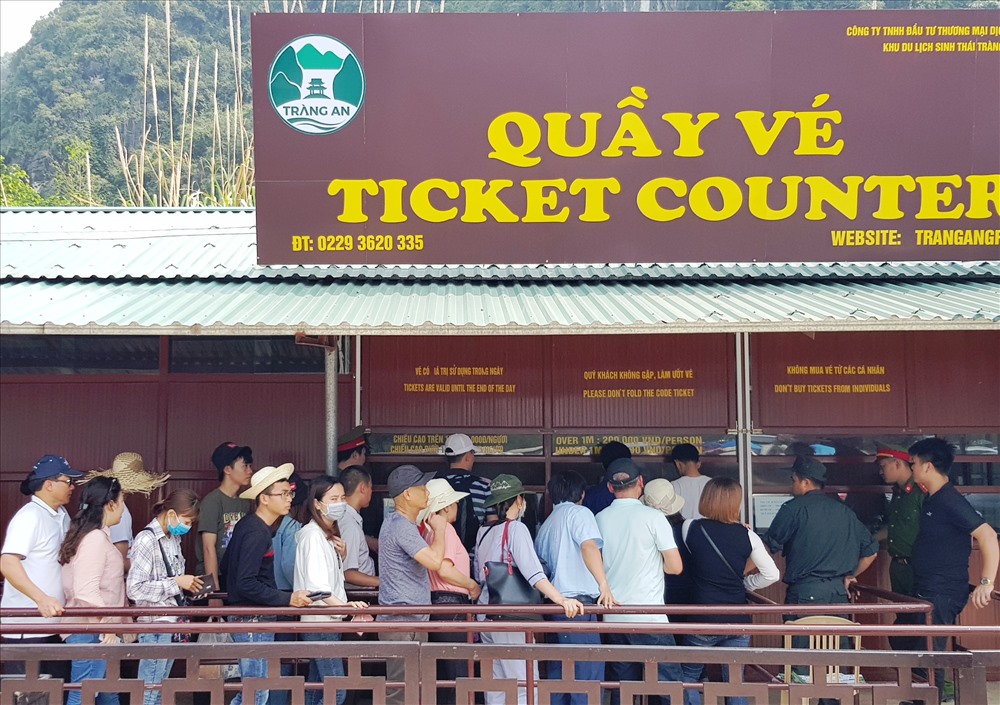 Ban quản lý đã phải bố trí quầy bán vé ngay tại khu vực bến xe. Ảnh: NT
