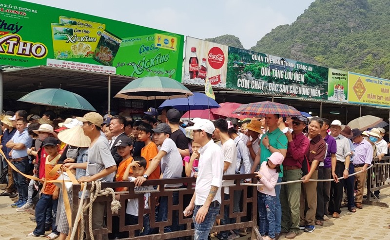 Từ ngoài bến xe, du khách phải xếp hàng chờ hàng giờ đồng hồ mới mua được vé. Ảnh: NT