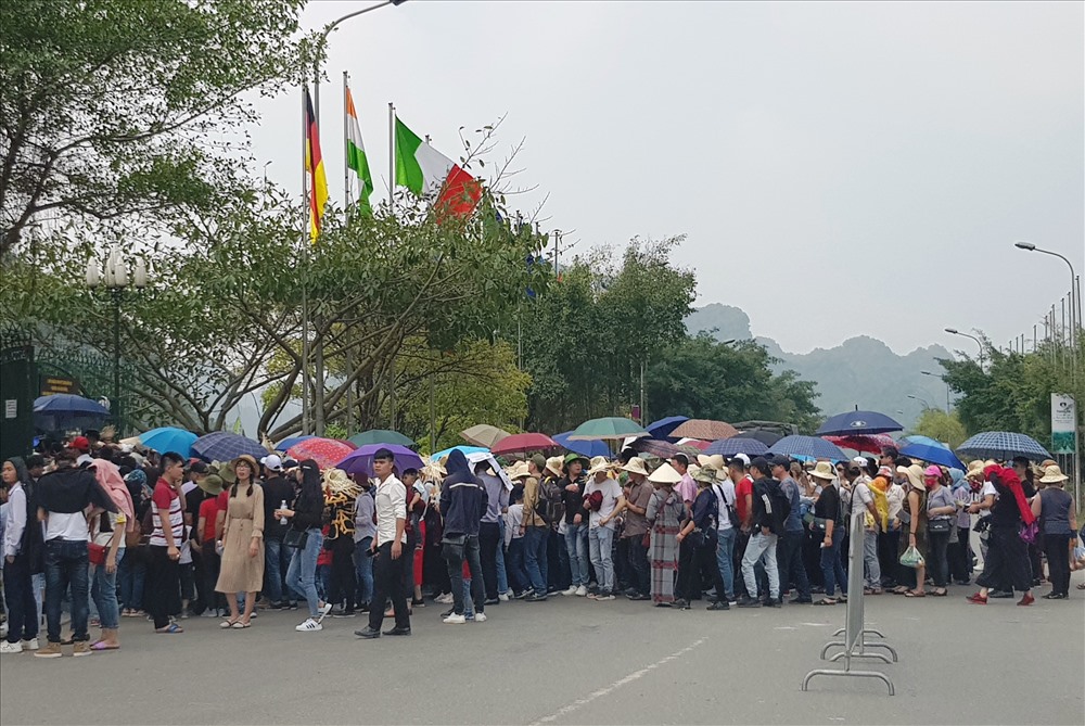 Hàng nghìn du khách băng qua đường để vào Bến thuyền. Ảnh: NT