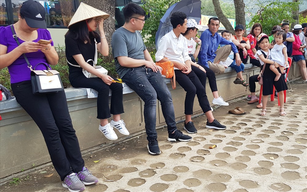 Nhiều du khách tỏ ra khá mệt mỏi. Ảnh: NT
