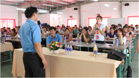 Ông Mạc Đình Huấn - phó Chủ tịch LĐLĐ tỉnh Bình Phước - đang nói chuyện với tập thể công nhân. Ảnh: Sông Hương