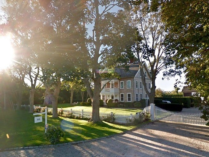 Người dẫn chương trình nổi tiếng của Mỹ - Jimmy Fallon đã mua căn nhà này với giá 5,5 triệu USD năm 2011. 