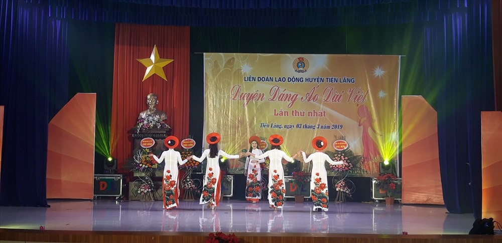 Màn biểu diễn áo dài không chuyên của các CNLĐ huyện Tiên Lãng được cổ vũ nhiệt tình - ảnh T.K