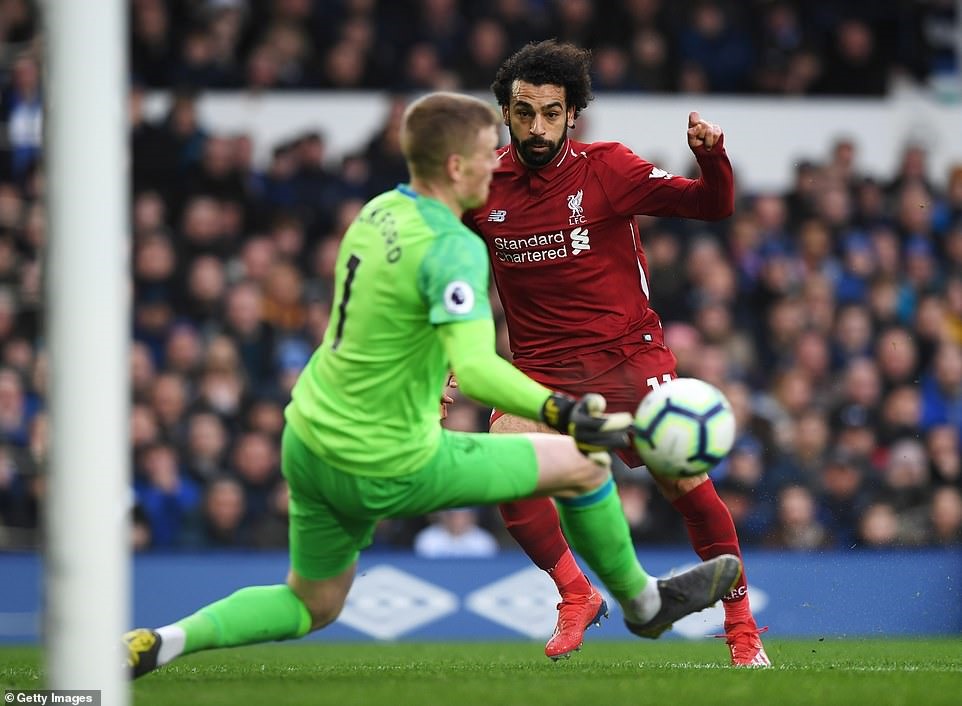 Thủ môn Pickford đã cản phá cơ hội tốt nhất mà Salah (áo đỏ) có được. Ảnh: Getty Images