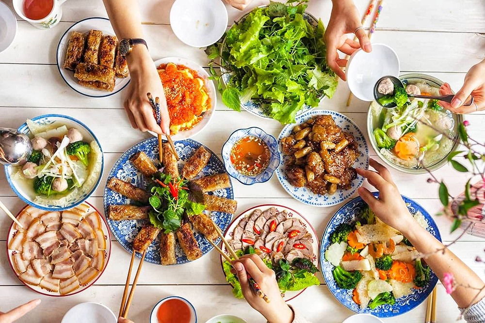 Mâm cỗ nhiều món đặc trưng của người Việt.