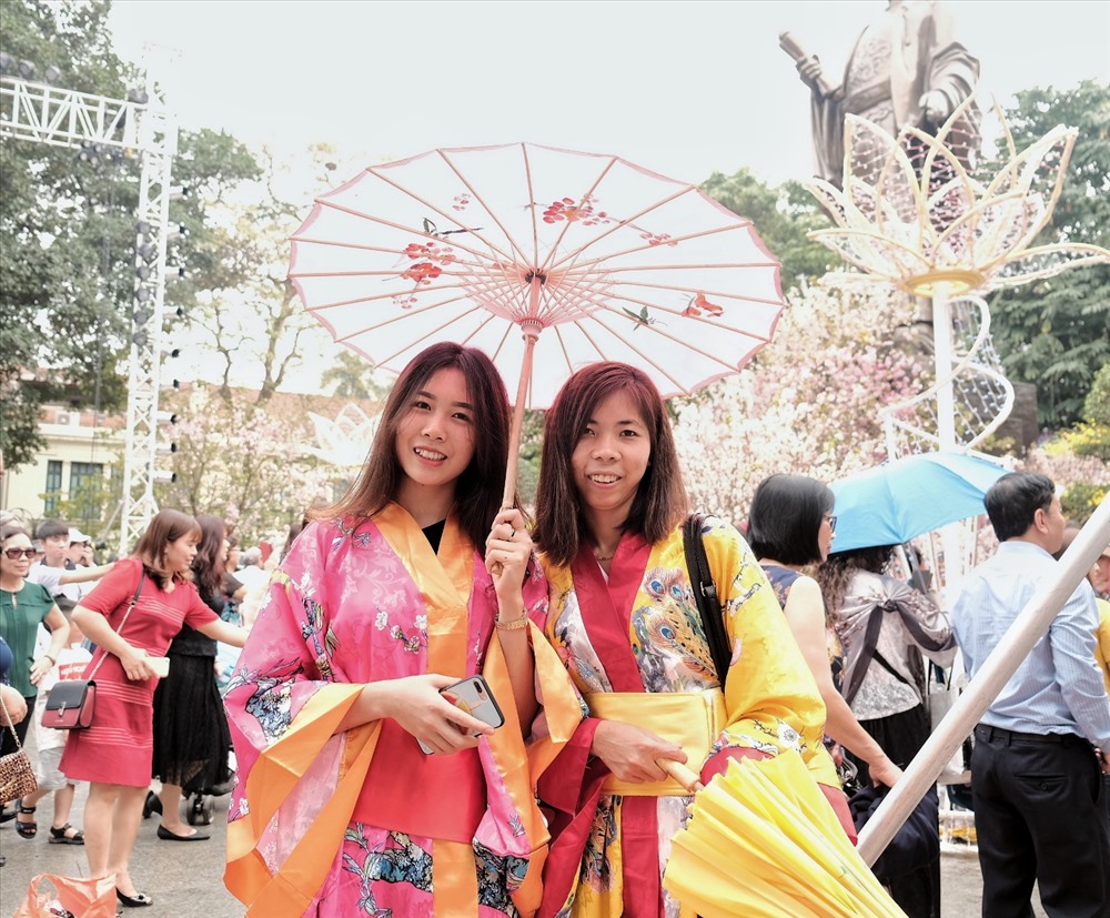 Nhiều cô gái diện Kimono để chụp ảnh với hoa anh đào. Ngân và Tâm (Hà Nội) chia sẻ: 'Mình rất yêu thích văn hóa Nhật Bản nên khi biết có lễ hội hoa anh đào bọn mình liền đến ngay. Mình cũng mơ ước một lần được đến đất nước Phù Tang.