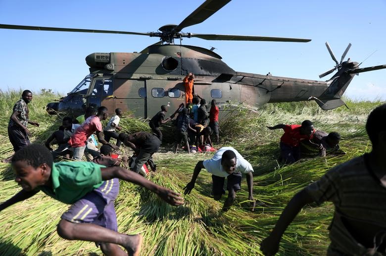 Máy bay trực thăng của Bộ Quốc phòng Nam Phi viện trợ lương thực đến vùng thiệt hại sau cơn bão Idai ở làng Nhamatanda, gần Beira, Mozambique. Ảnh: Reuters.