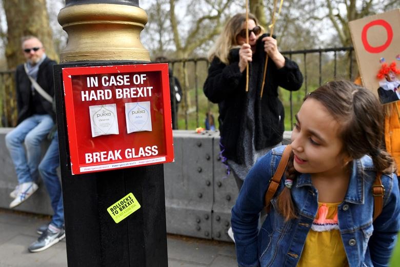 Một khẩu hiệu trong cuộc biểu tình đòi chấm dứt Brexit ở thủ đô London (Anh). Ảnh: Reuters.