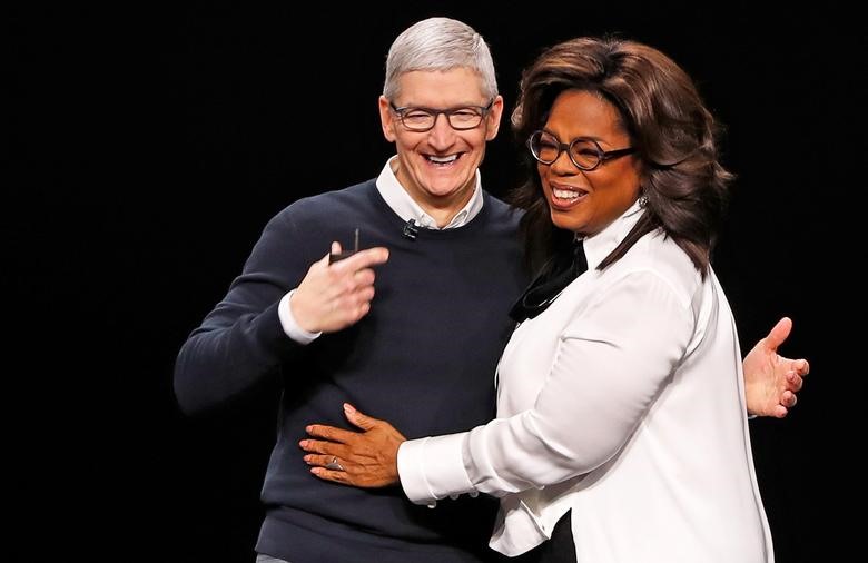 Tim Cook, CEO của Apple (L) và Oprah Winfrey ôm nhau trong một sự kiện đặc biệt của Apple tại Nhà hát Steve Jobs ở Cupertino, California. Ảnh: Reuters.