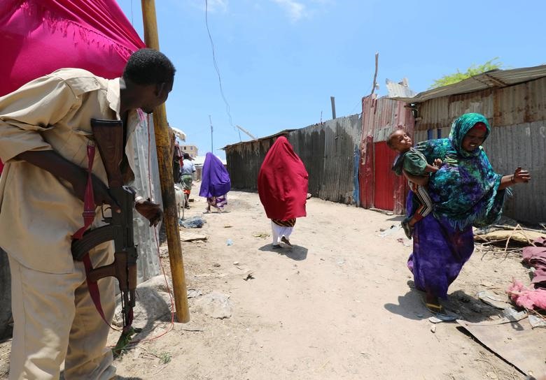 Phiến quân al-Shabab bắt đầu cuộc tấn công vào chiều 23.3 bằng một vụ đánh bom xe tự sát. Sau đó, các tay súng xông vào tòa nhà của Bộ Lao động ở thủ đô Mogadishu. Vụ tấn công khiến ít nhất 5 người thiệt mạng, bao gồm một thứ trưởng Bộ Lao động. Ảnh: Reuters.