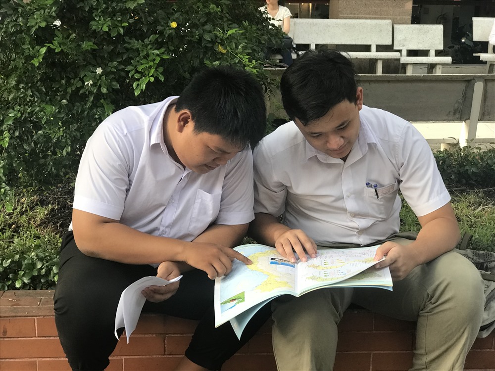 Em Phúc Khanh và Hồng Văn đến từ Tây Ninh. Các em dự định lấy kết quả kỳ thi đánh giá năng lực để xét tuyển vào trường ĐH Công nghệ thông tin - ĐHQG TPHCM