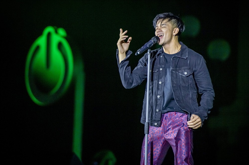 Nhiều ca sĩ, nghệ sĩ nổi tiếng đã có mặt tại sân khấu chính của chương trình Giờ Trái đất tại Hà Nội để cùng hưởng ứng phong trào tiết kiệm điện.