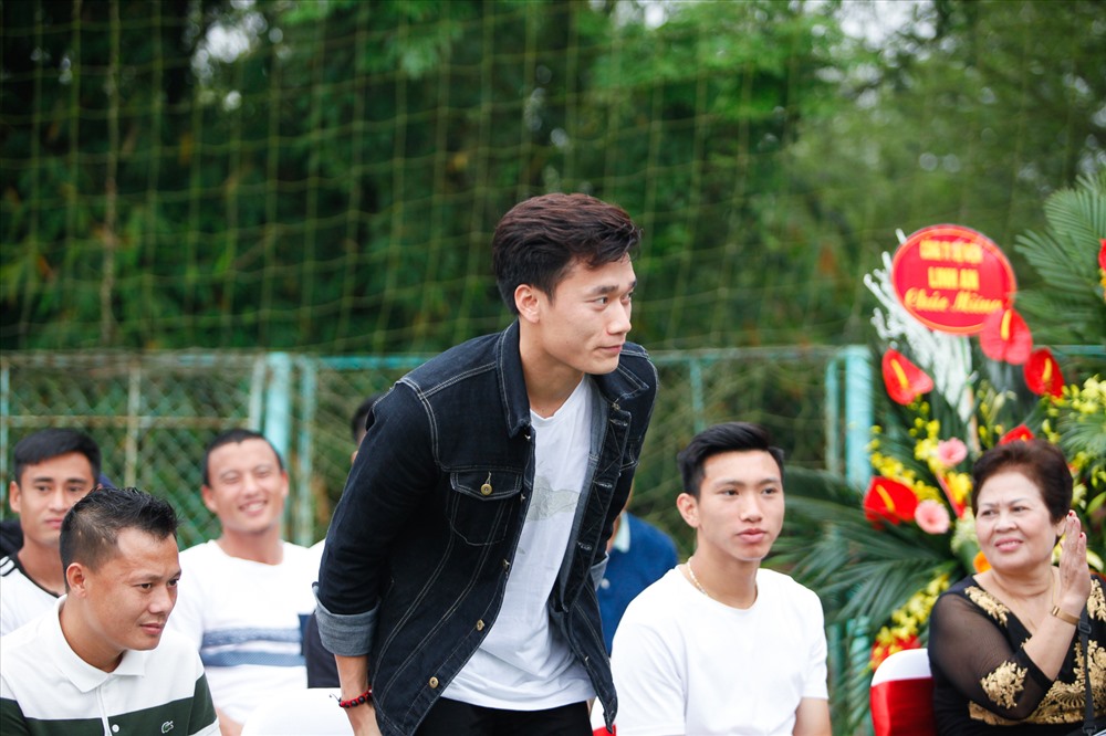 Thủ môn Bùi Tiến Dũng từng là đồng đội của Mai Tiến Thành ở CLB Thanh Hoá. Hiện tại, Tiến Dũng đang khoác áo CLB Hà Nội. 