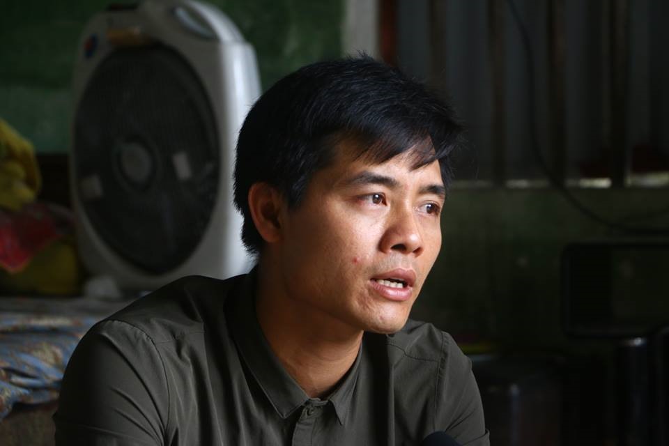 Ông Nguyễn Văn Doanh (xã Phù Ủng, huyện Ân Thi) – chú của nữ sinh bị đánh hội đồng không khỏi nghẹn ngào khi xem clip cháu mình bị đánh.